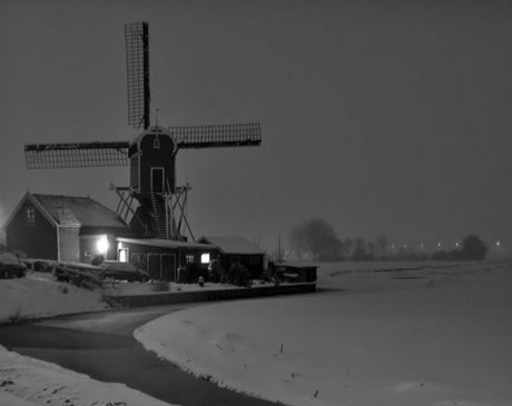 Molen bij avond in de sneeuw