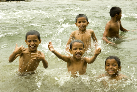 zwemmende jongens in Nepal