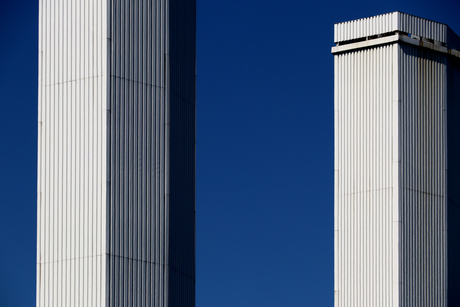 Fotodagje met Bob Oudmaijer in Utrecht.  Deze kolommen maken deel uit van de stadsverwarming. Staan bij de Cubes, de nieuwbouw voor starters en studenten.