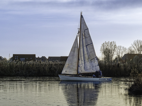 Zeilen met ijs in de Broekstervaart.