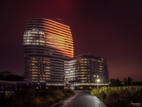 Nachtglans over de gebouwen van DUO en de Belastingdienst.