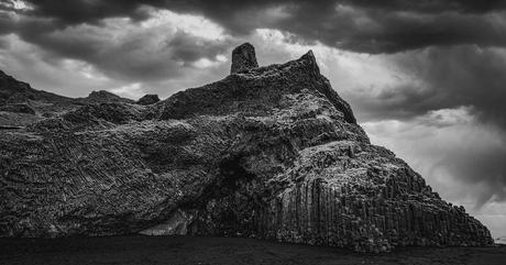 Basalt rotsen op black sand