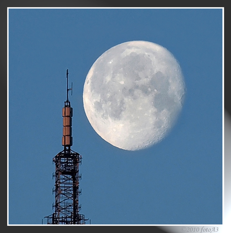 De maan schoof voorbij l