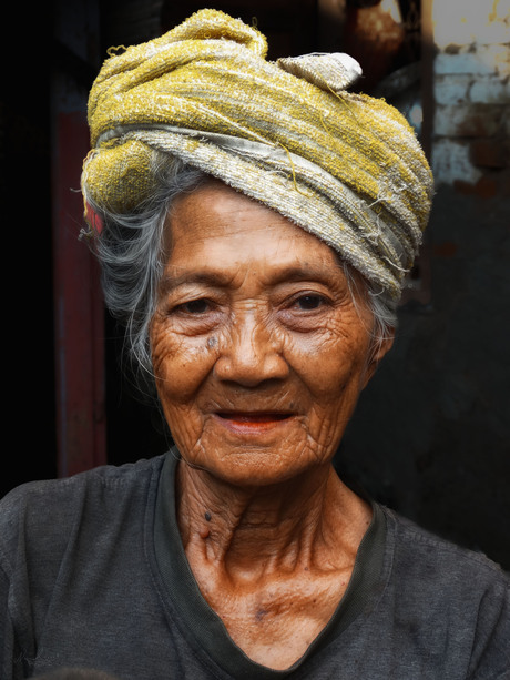 Indonesische  oude dame uit Bali