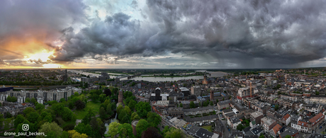 In de startende bui kon ik niet laten om snel de drone toch de lucht in te laten gaan. Woooow! Wat een weergeweld deze avond!