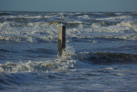 Water slaat tegen de paal