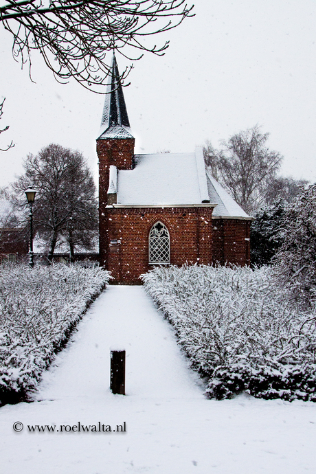 Sneeuw bij kleinste kerkje nederland