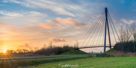 Zonsondergang bij de Hitsumer Hichte brug in Franeker