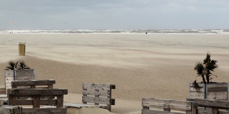 zomerstorm aan zee