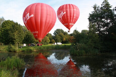 Luchtballonnen stijgen op vanuit park