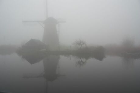 Kinderdijk in de mist