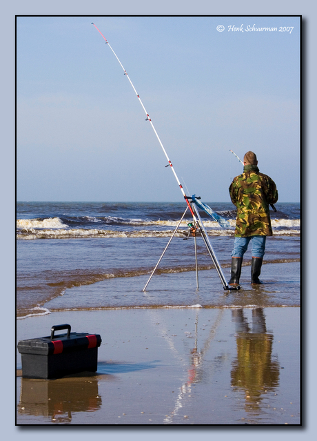 Strand visser in zijn sas