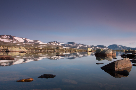 Bergmeer bij ochtendgloren in Jotunheimen, Noorwegen