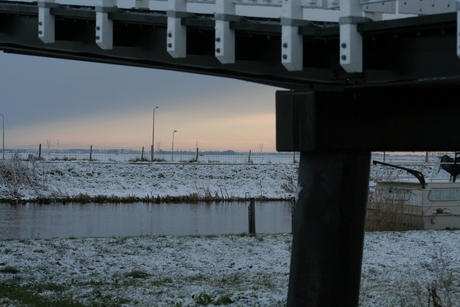 Brug in de sneeuw