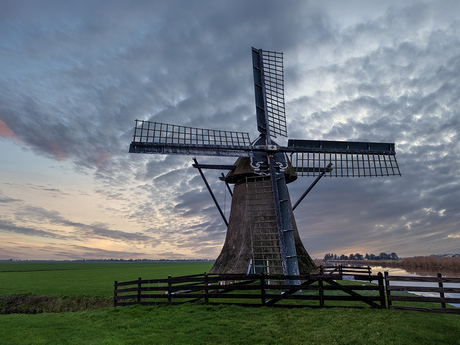 Molen in de zonsondergang.