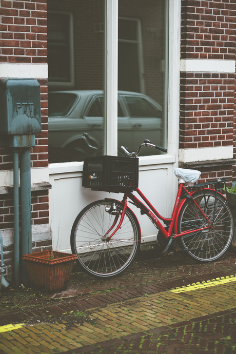 Fiets tegen het raam