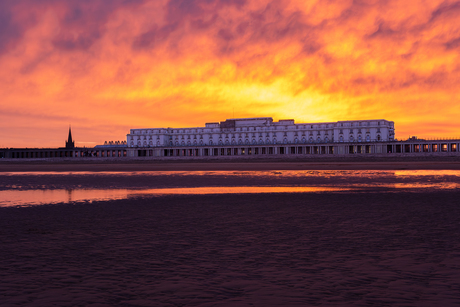 Oostende en het Thermae Palace Hotel in vol ochtendgloren