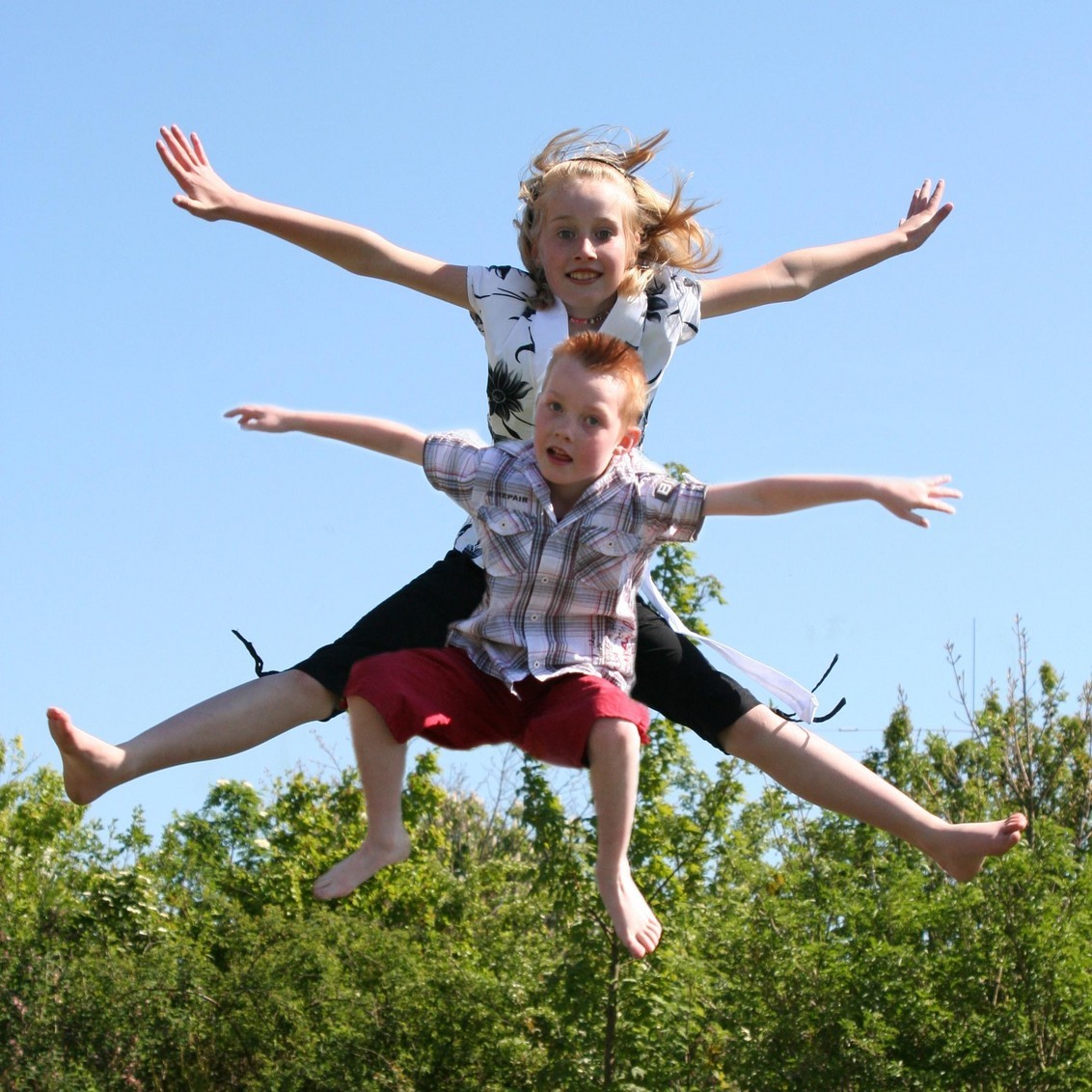springen op de trampoline - - - foto door sonjaw op 06-05-2007 - deze foto bevat: kinderen, springen