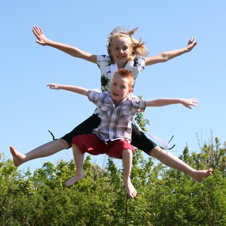 springen op de trampoline - - - foto door sonjaw op 06-05-2007 - deze foto bevat: kinderen, springen