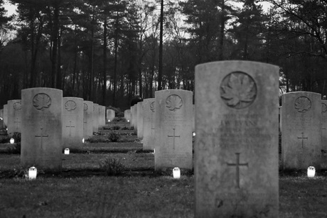 Lichtjes op Canadese Oorlogsbegraafplaats