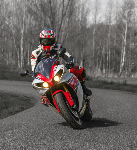 Motorrijder in actie.