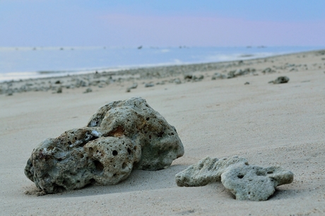 Strand met ondergaande zon in Thailand