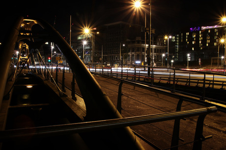 Amsterdamse brug bij nacht