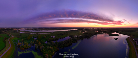 Een prachtige wolk verlichtte bij zonsopgang de polder, haar contouren subtiel omlijnd door de eerste stralen van de dag.