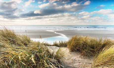 Zicht op een verlaten strand vanaf duintop