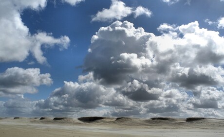 Wolken massa boven het Duin.