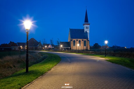 Kerk van Den Hoorn tijdens het blauwe uurtje.