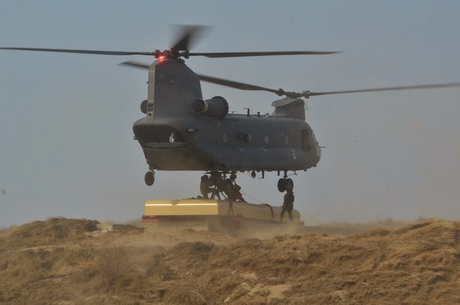 Chinook brengt dakplaat voor bunker