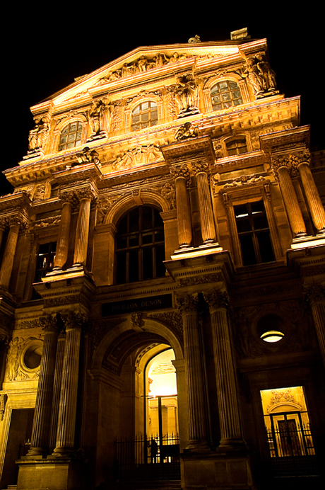 Bij het Louvre