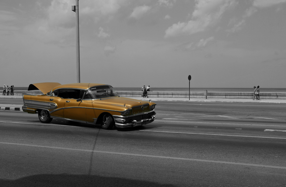 Oldtimer begeeft het - Deze auto stond midden op de snelweg achtergelaten. - foto door meimeid op 12-11-2009 - deze foto bevat: cuba, havana, oldtimer