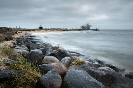 Grijs, kou en wind aan het Markermeer