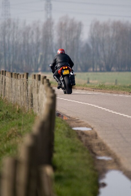 motorrijder op de dijk