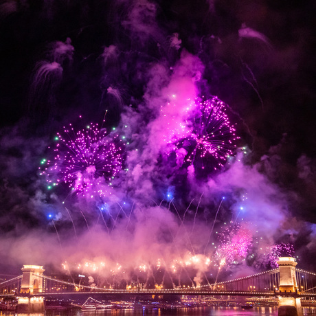 Vuurwerk bij de brug in Boedapest