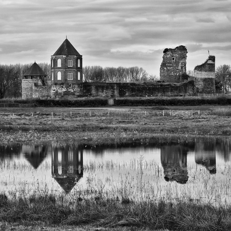 Kasteel Montfort (zwart-wit). 