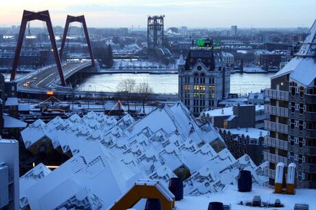 Besneeuwde toppen kubuswoningen