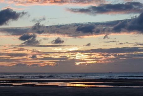 Zonsondergang aan zee