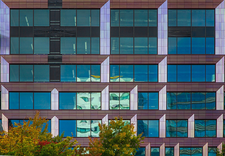 Vernieuwde gevel aan het Jaarbeursplein met herfstkleuren