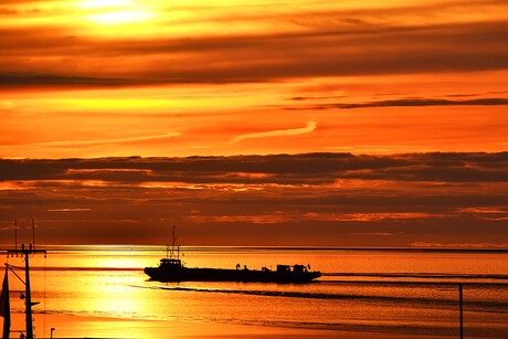 Avondzon over de Wadden bij HarlingenBaggeren