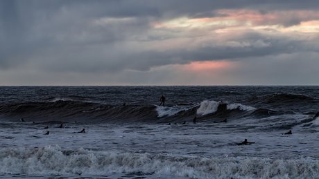 Surfen tijdens zonsondergang 