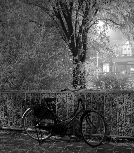 Eenzame fiets in koude nacht