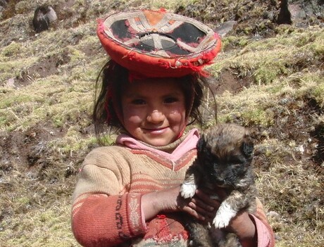 peru, meisje met hond