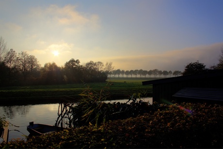 Laaghangende zon bij woonark (2)