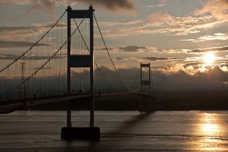 Over de brug in de zonsondergang