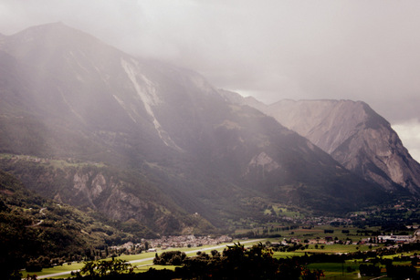 Regenbui in het Rhonedal ( Zwitserland)