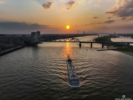De Waal bij zonsondergang Nijmegen