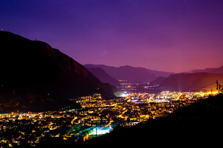 Bolzano bij nacht